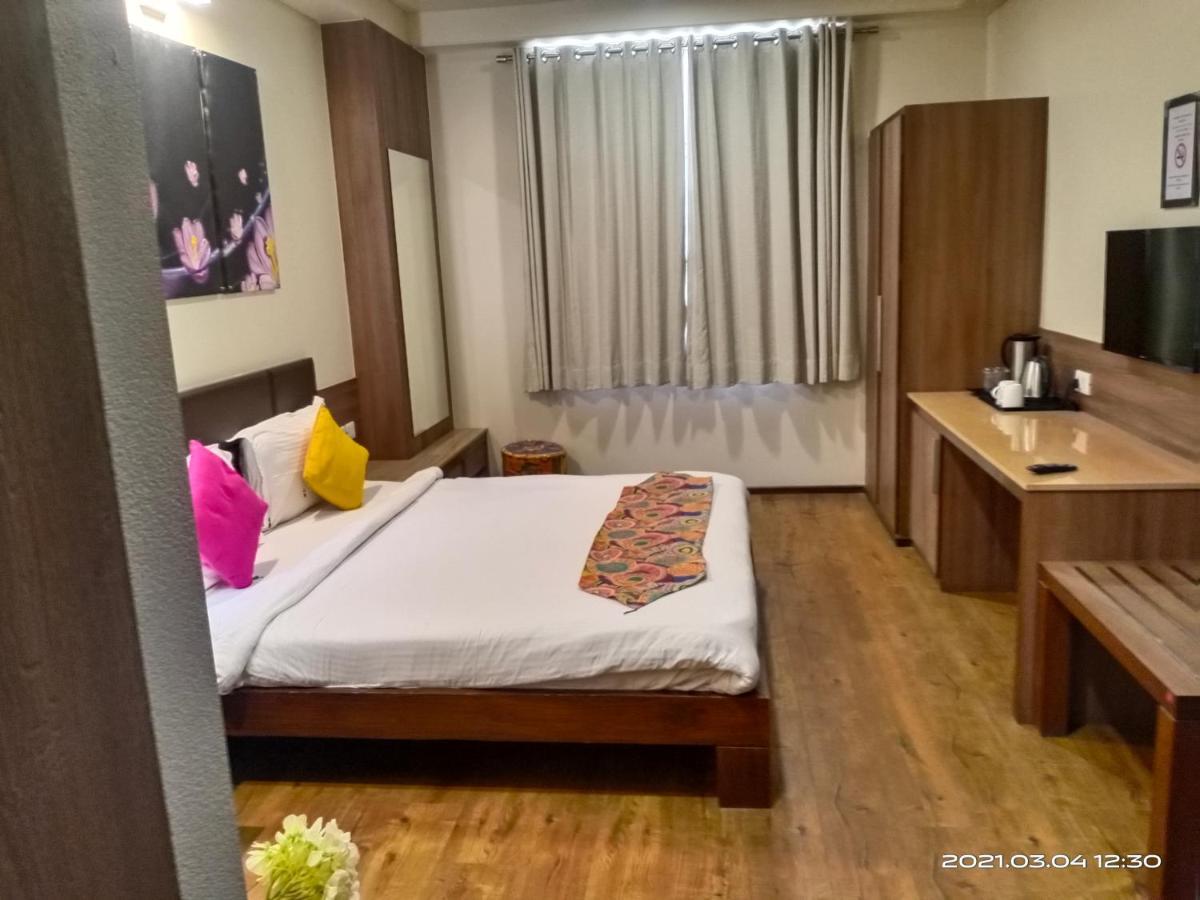 Fleur Hotel Jaipur Bagian luar foto