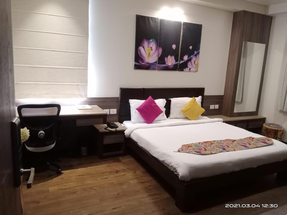 Fleur Hotel Jaipur Bagian luar foto