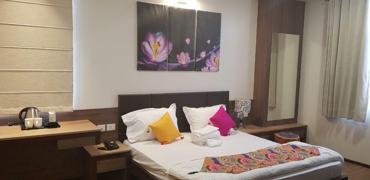 Fleur Hotel Jaipur Bagian luar foto